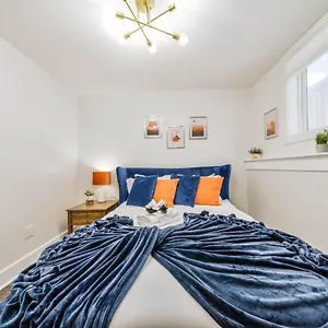 Tropical Oasis - King Beds - Free Netflix & Parking - Fast Wi-fi Holiday home